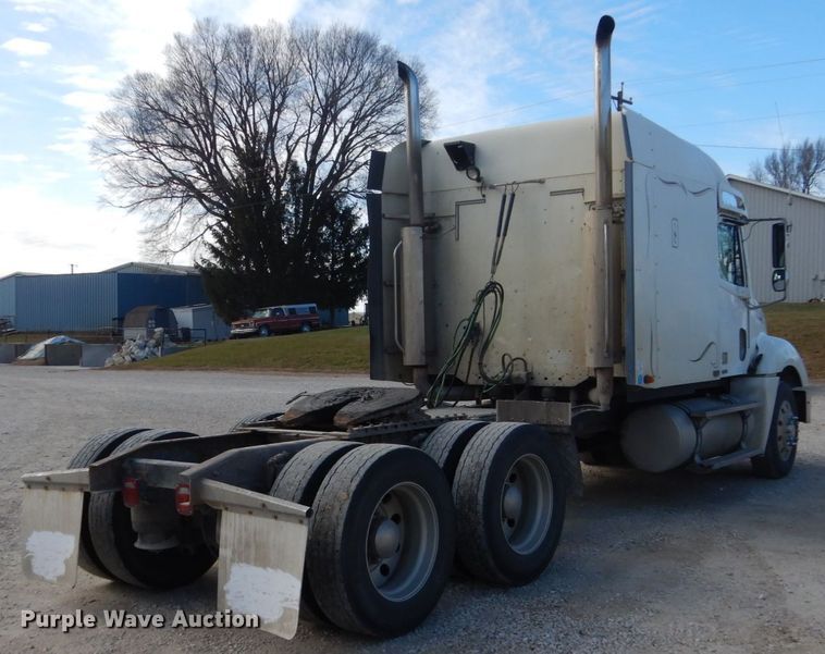 image for item FU9001 2004 Freightliner Columbia semi truck