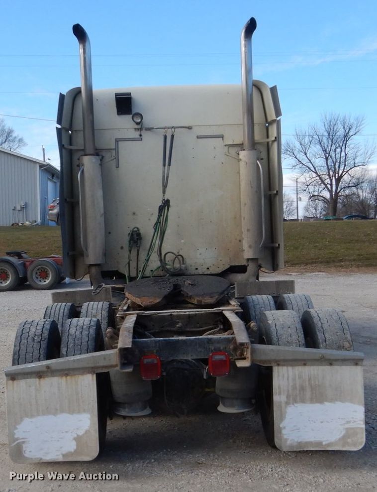 image for item FU9001 2004 Freightliner Columbia semi truck