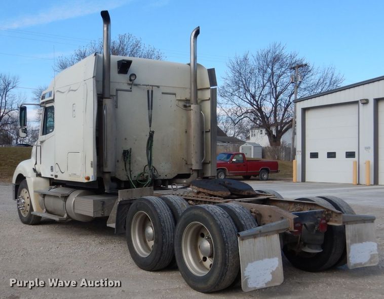 image for item FU9001 2004 Freightliner Columbia semi truck