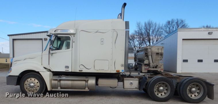 image for item FU9001 2004 Freightliner Columbia semi truck