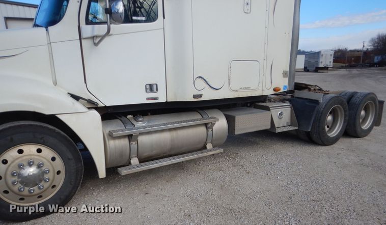 image for item FU9001 2004 Freightliner Columbia semi truck