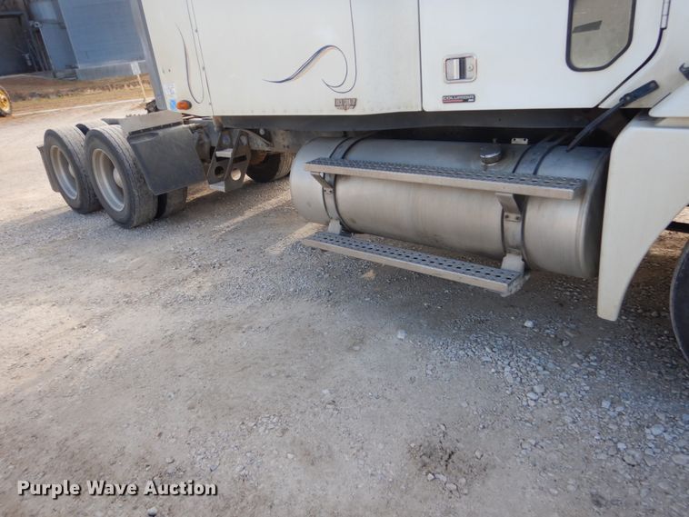 image for item FU9001 2004 Freightliner Columbia semi truck