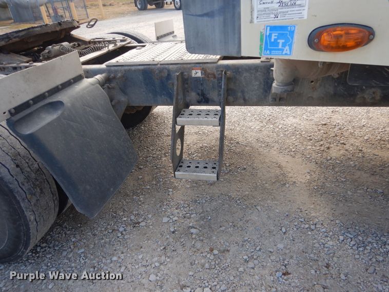 image for item FU9001 2004 Freightliner Columbia semi truck