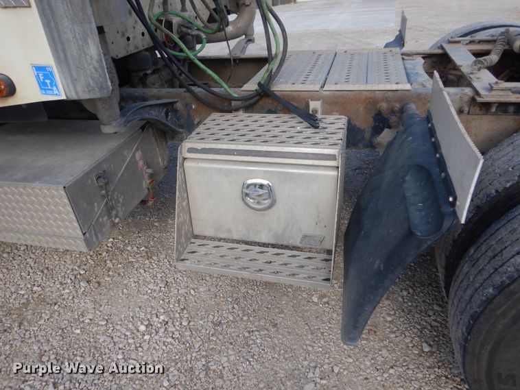 image for item FU9001 2004 Freightliner Columbia semi truck