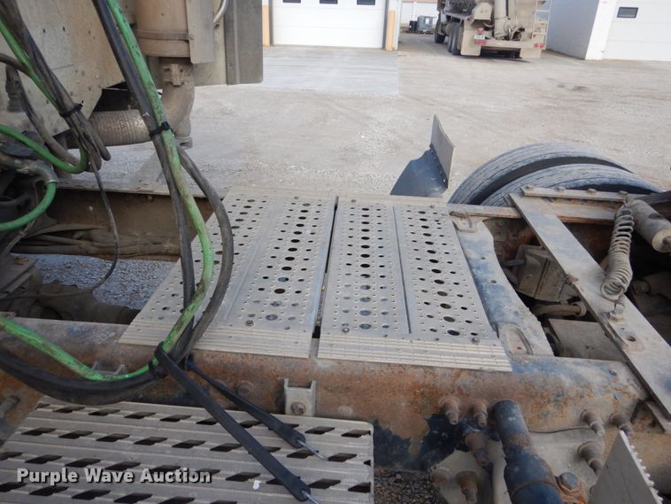 image for item FU9001 2004 Freightliner Columbia semi truck