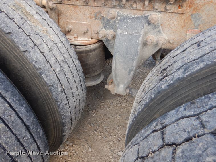 image for item FU9001 2004 Freightliner Columbia semi truck