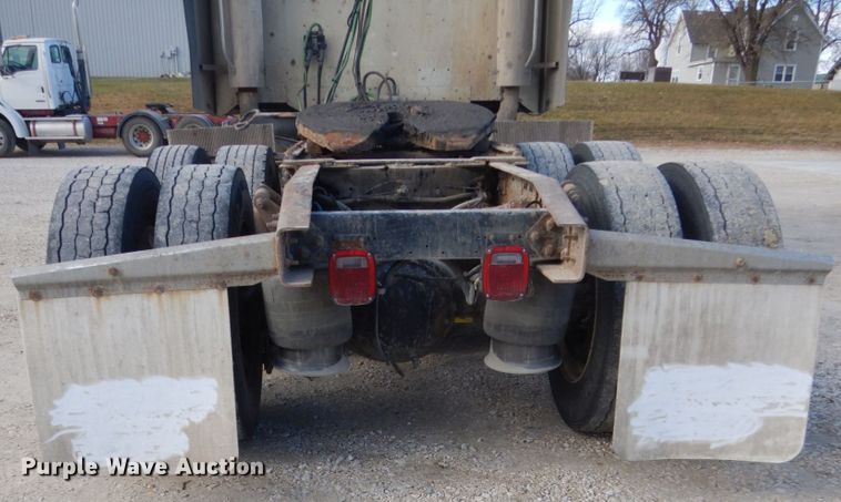 image for item FU9001 2004 Freightliner Columbia semi truck