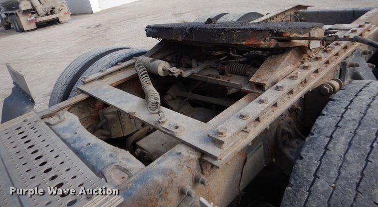 image for item FU9001 2004 Freightliner Columbia semi truck