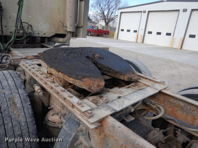 image for item FU9001 2004 Freightliner Columbia semi truck