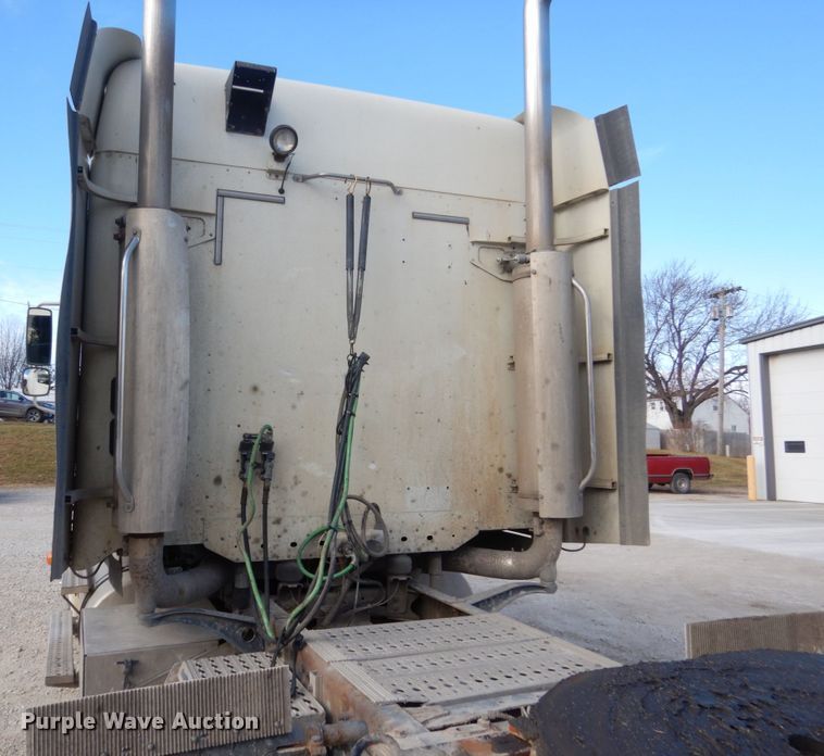 image for item FU9001 2004 Freightliner Columbia semi truck