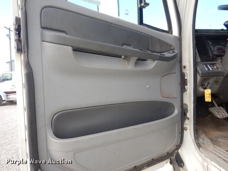 image for item FU9001 2004 Freightliner Columbia semi truck