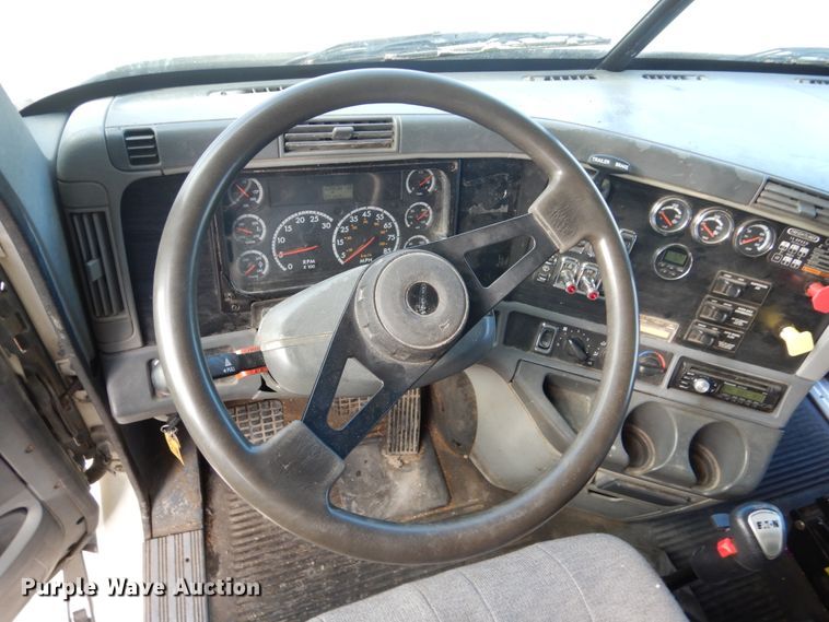 image for item FU9001 2004 Freightliner Columbia semi truck