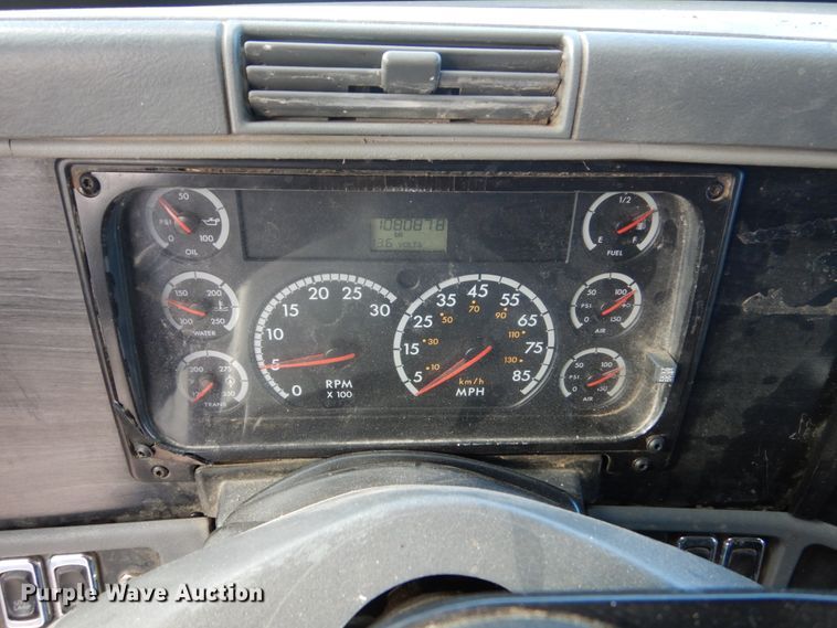 image for item FU9001 2004 Freightliner Columbia semi truck