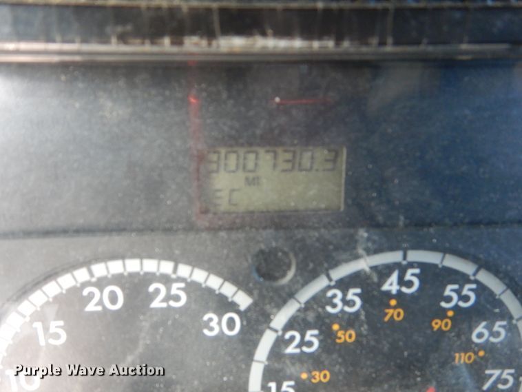 image for item FU9001 2004 Freightliner Columbia semi truck