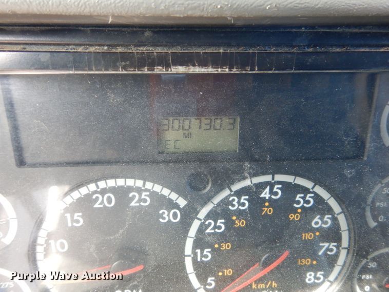 image for item FU9001 2004 Freightliner Columbia semi truck