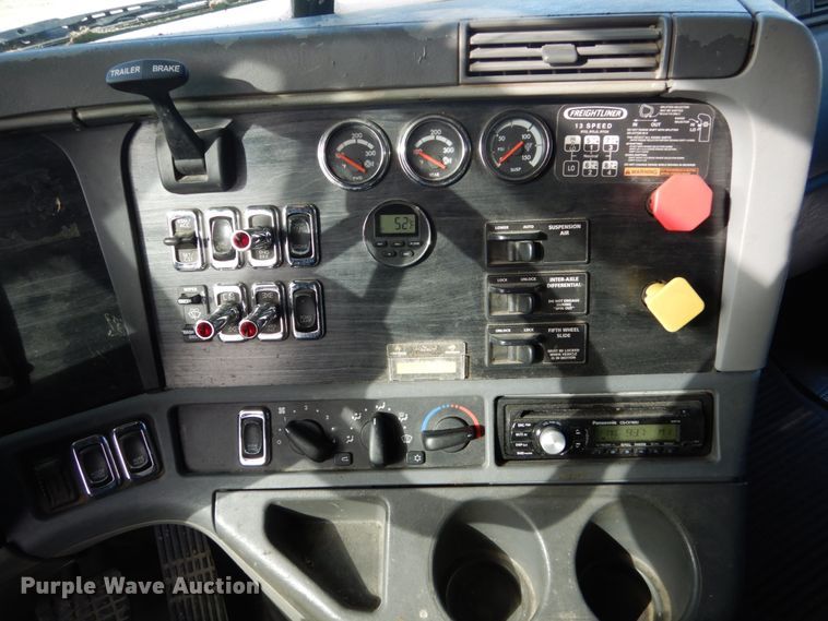 image for item FU9001 2004 Freightliner Columbia semi truck