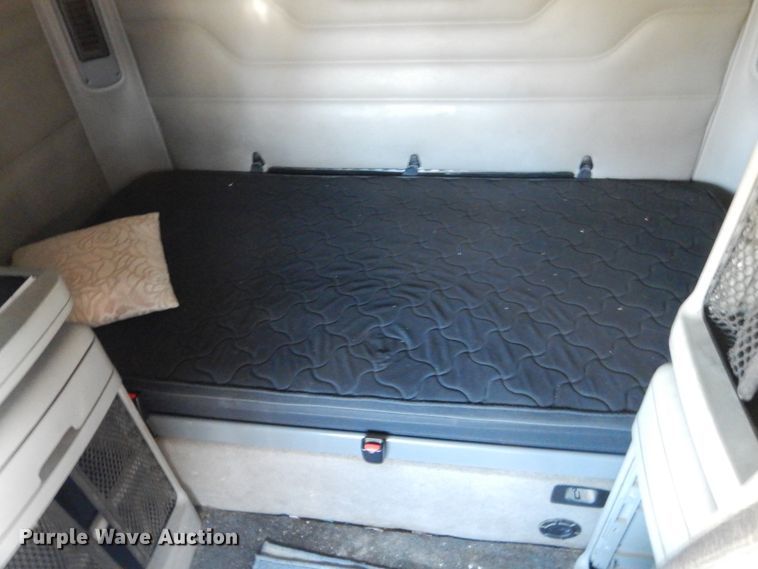 image for item FU9001 2004 Freightliner Columbia semi truck