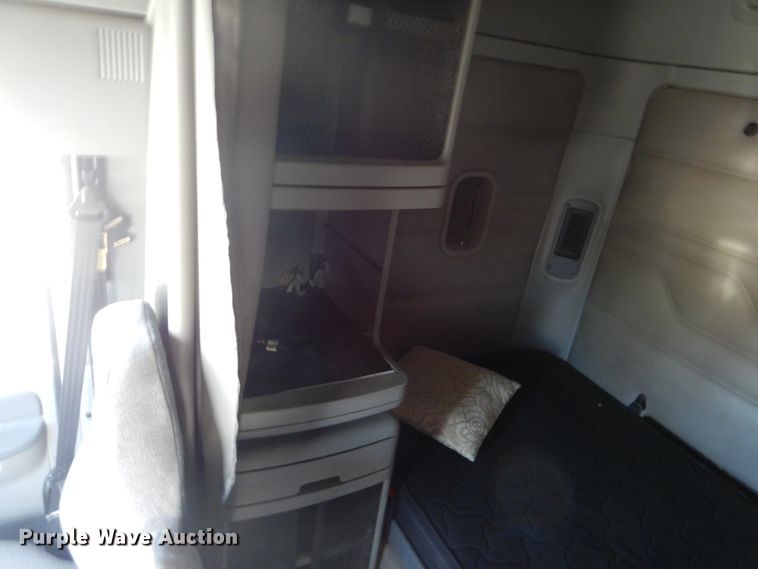 image for item FU9001 2004 Freightliner Columbia semi truck