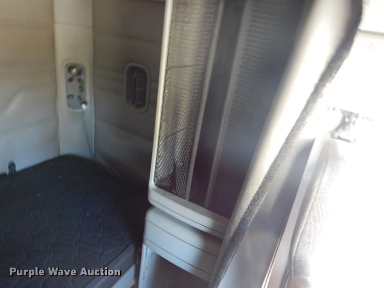 image for item FU9001 2004 Freightliner Columbia semi truck