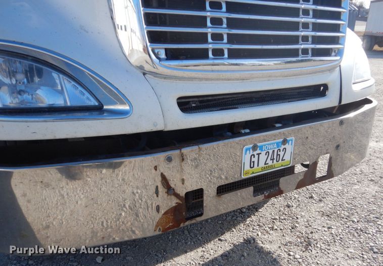 image for item FU9001 2004 Freightliner Columbia semi truck