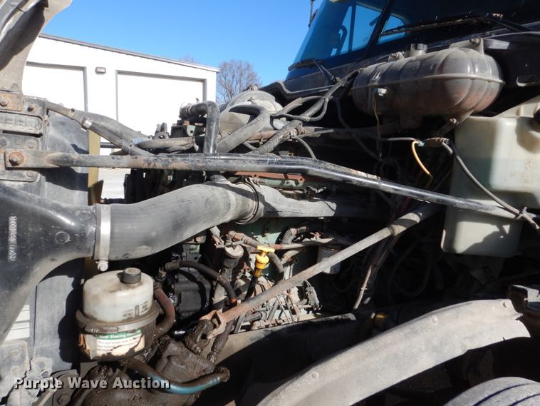 image for item FU9001 2004 Freightliner Columbia semi truck