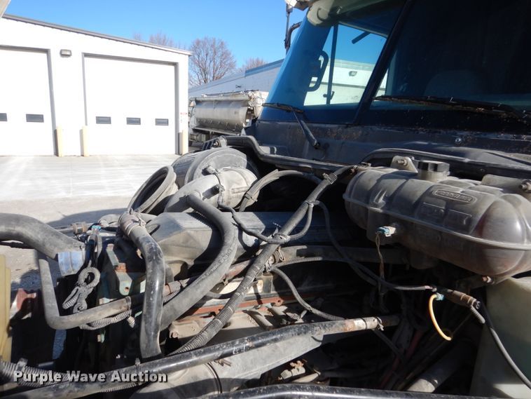 image for item FU9001 2004 Freightliner Columbia semi truck