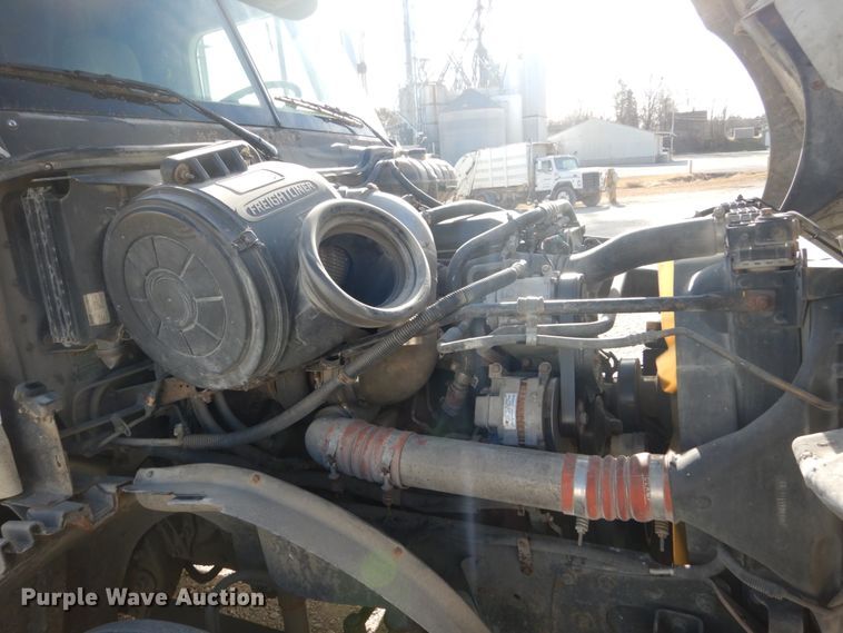 image for item FU9001 2004 Freightliner Columbia semi truck