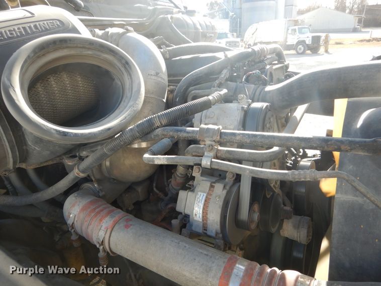 image for item FU9001 2004 Freightliner Columbia semi truck