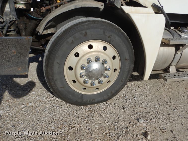 image for item FU9001 2004 Freightliner Columbia semi truck