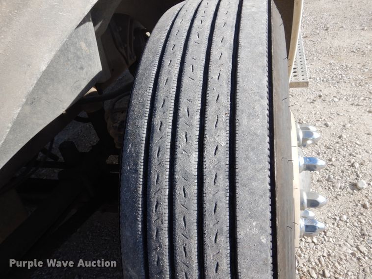 image for item FU9001 2004 Freightliner Columbia semi truck