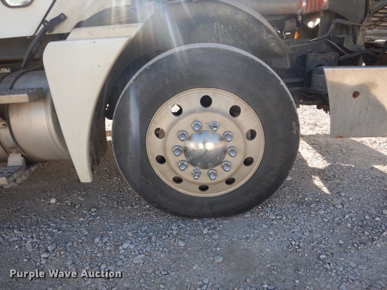 image for item FU9001 2004 Freightliner Columbia semi truck