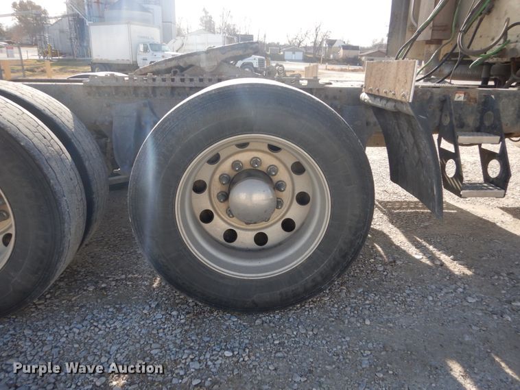 image for item FU9001 2004 Freightliner Columbia semi truck