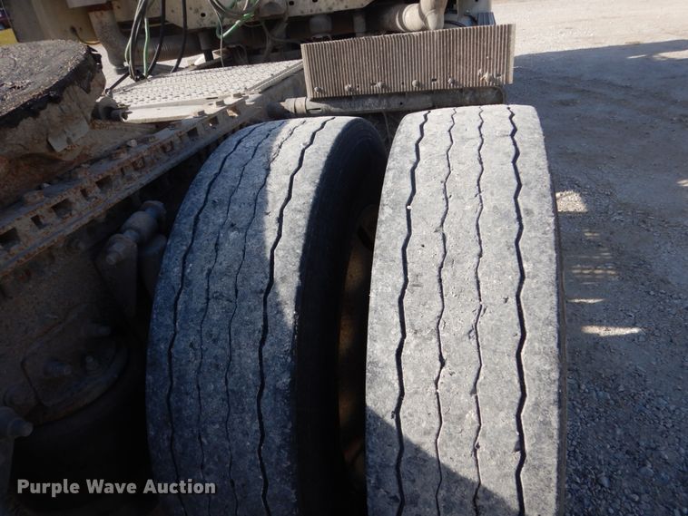 image for item FU9001 2004 Freightliner Columbia semi truck