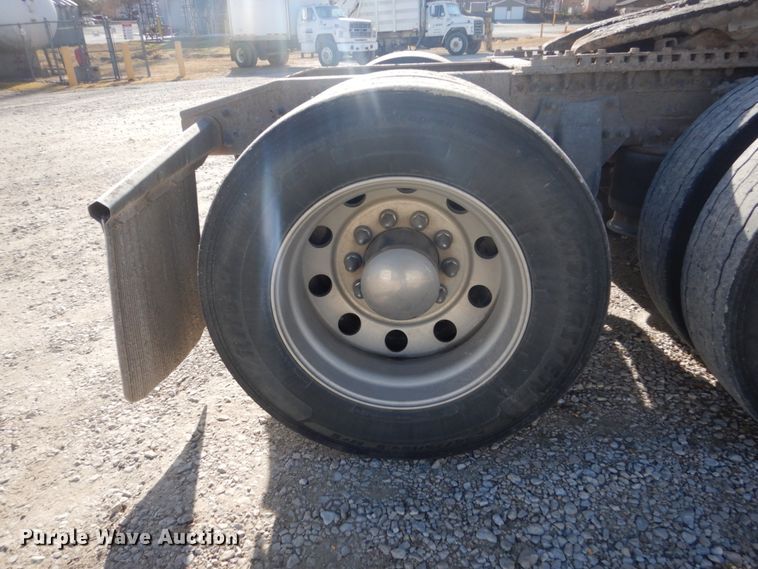 image for item FU9001 2004 Freightliner Columbia semi truck