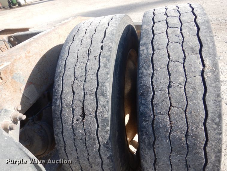 image for item FU9001 2004 Freightliner Columbia semi truck