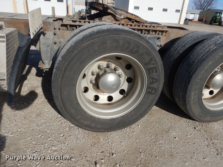 image for item FU9001 2004 Freightliner Columbia semi truck