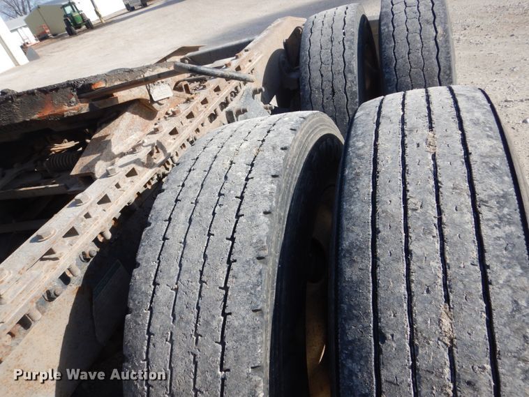 image for item FU9001 2004 Freightliner Columbia semi truck