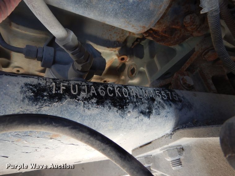 image for item FU9001 2004 Freightliner Columbia semi truck