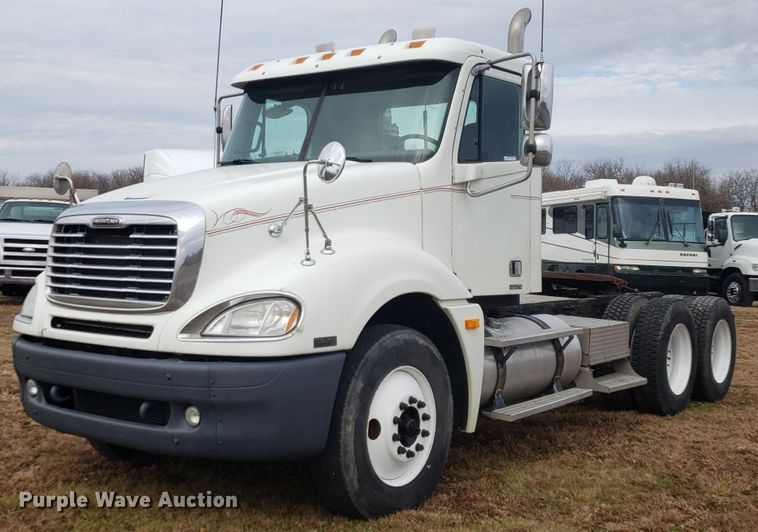 image for item FW9591 2004 Freightliner Columbia semi truck