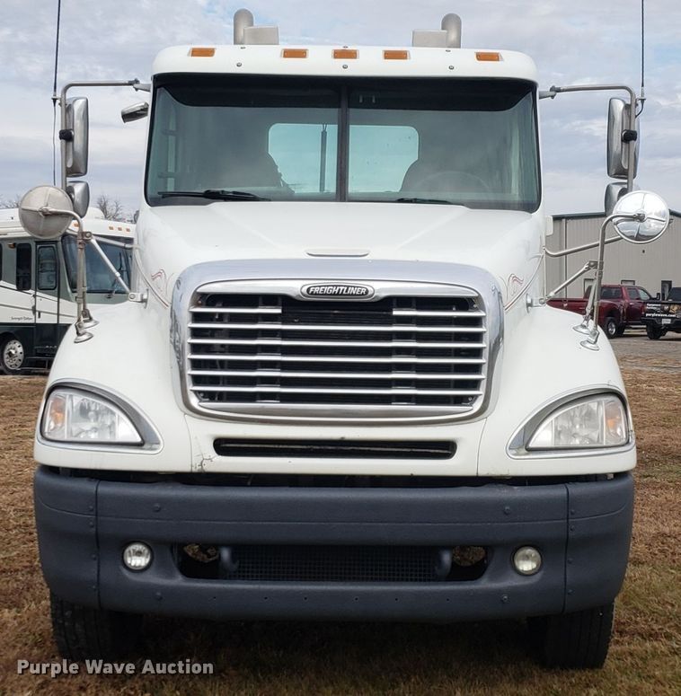 image for item FW9591 2004 Freightliner Columbia semi truck