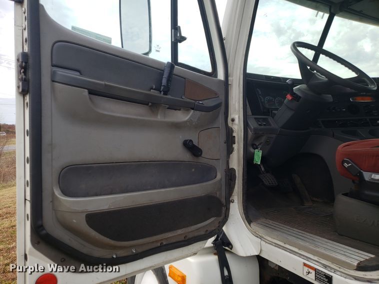 image for item FW9591 2004 Freightliner Columbia semi truck