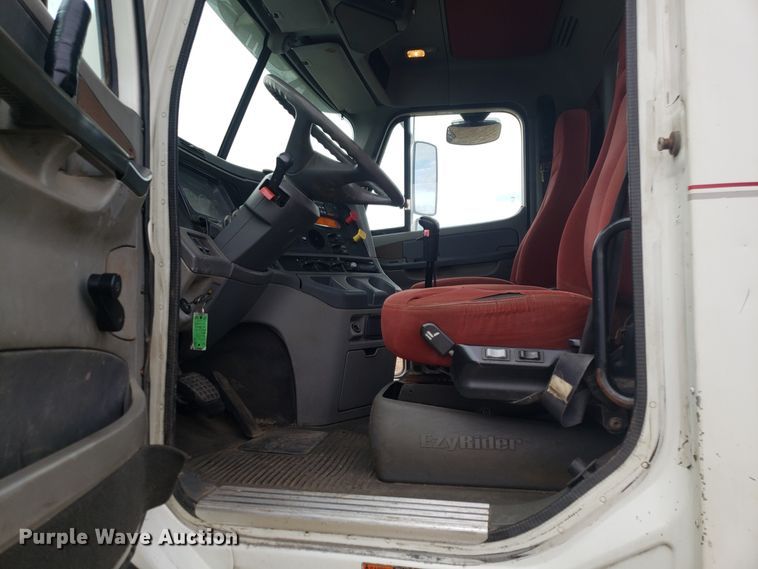 image for item FW9591 2004 Freightliner Columbia semi truck