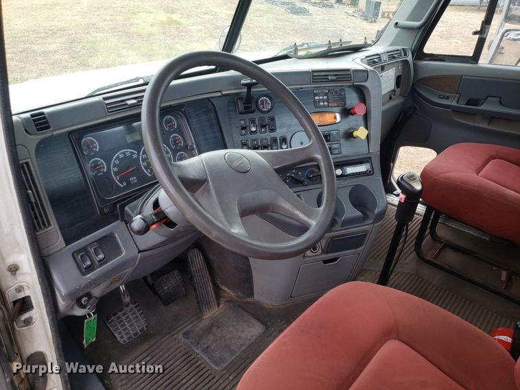 image for item FW9591 2004 Freightliner Columbia semi truck