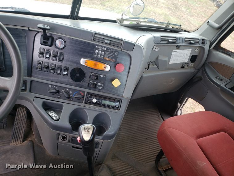 image for item FW9591 2004 Freightliner Columbia semi truck