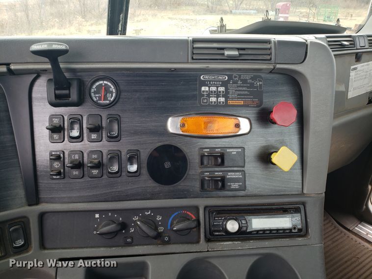 image for item FW9591 2004 Freightliner Columbia semi truck