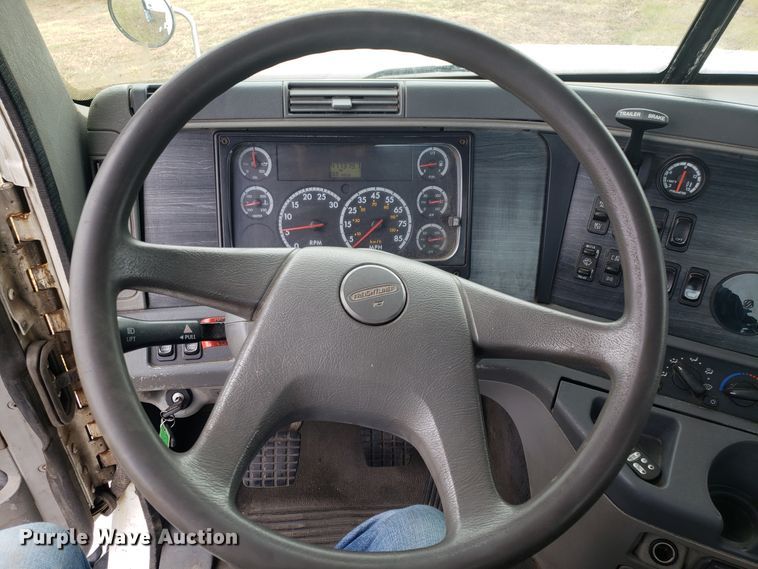 image for item FW9591 2004 Freightliner Columbia semi truck