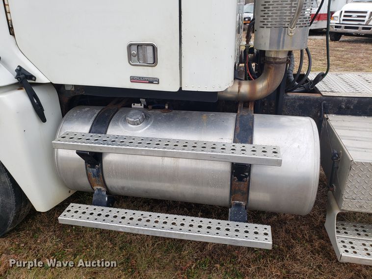 image for item FW9591 2004 Freightliner Columbia semi truck