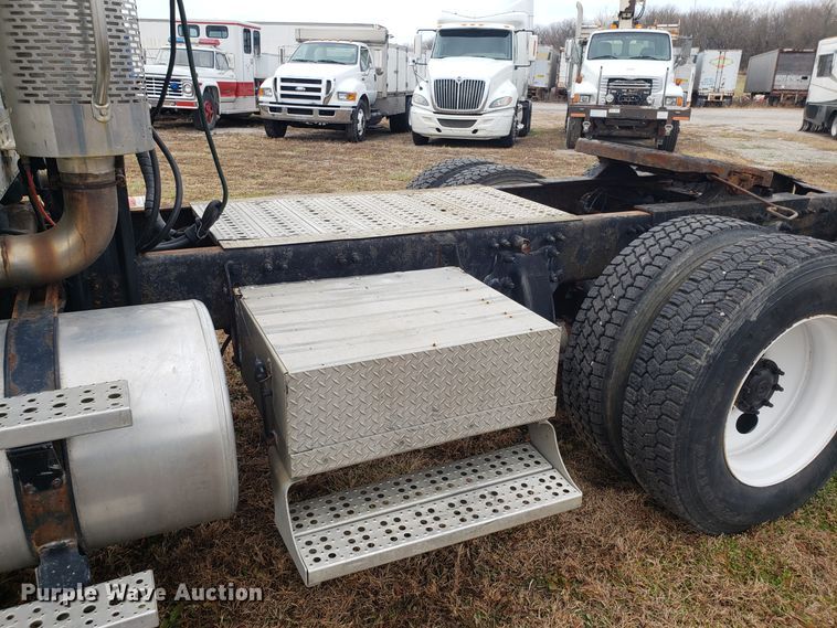 image for item FW9591 2004 Freightliner Columbia semi truck