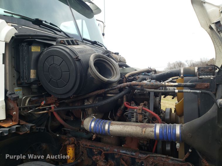 image for item FW9591 2004 Freightliner Columbia semi truck