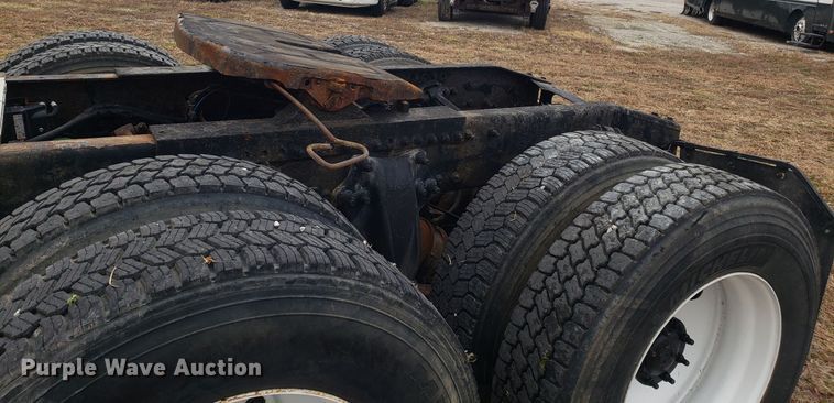 image for item FW9591 2004 Freightliner Columbia semi truck